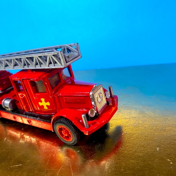 MATCHBOX 2000 FIRE ENGINE LADDER TRUCK 1932 MERCEDES BENZ L5 METAL DIE CAST 5” - Picture 6 of 8